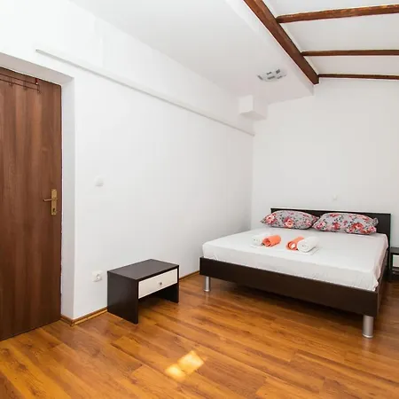 Happy Place Apartment