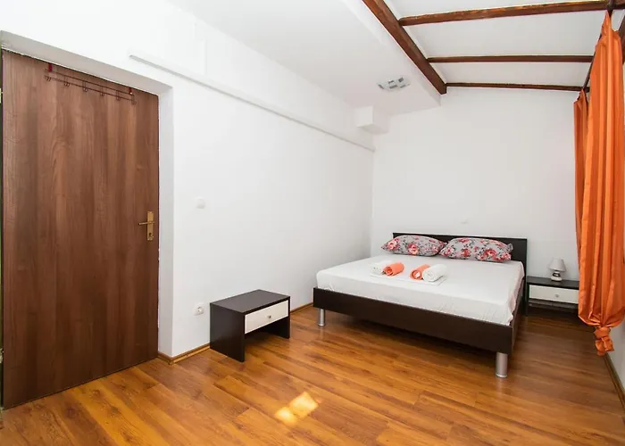 Happy Place Apartment